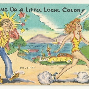 Puede incluir: Ilustración de postal vintage con el texto "Picking Up A Little Local Color!". Representa a un hombre y una mujer, ambos aparentemente aturdidos, con un coche y un fondo escénico. El estilo recuerda al arte de mediados del siglo XX.