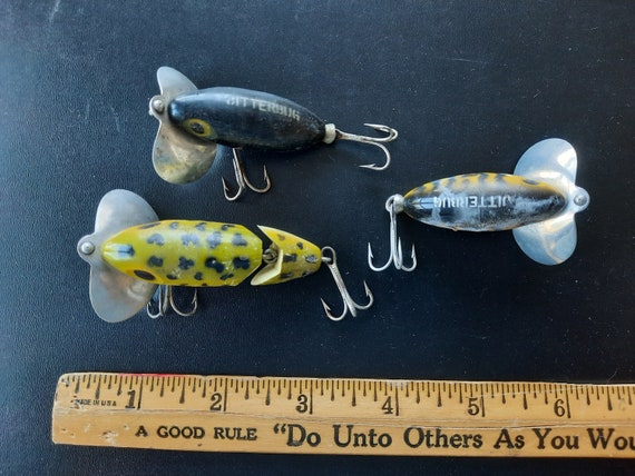 Vintage 1970s Topwater Bass Lures Lot of 3: Fred Arbogast Jiggerbug Lures  Jointed Frog, Black, Red/yellow Coachdog Unused 
