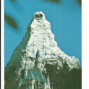 Carte postale chromée des années 1970 - parc d'attractions, disneyland, walt disney, tours du mont Cervin, fantasyland, anaheim, comté d'orange, Californie, ca.