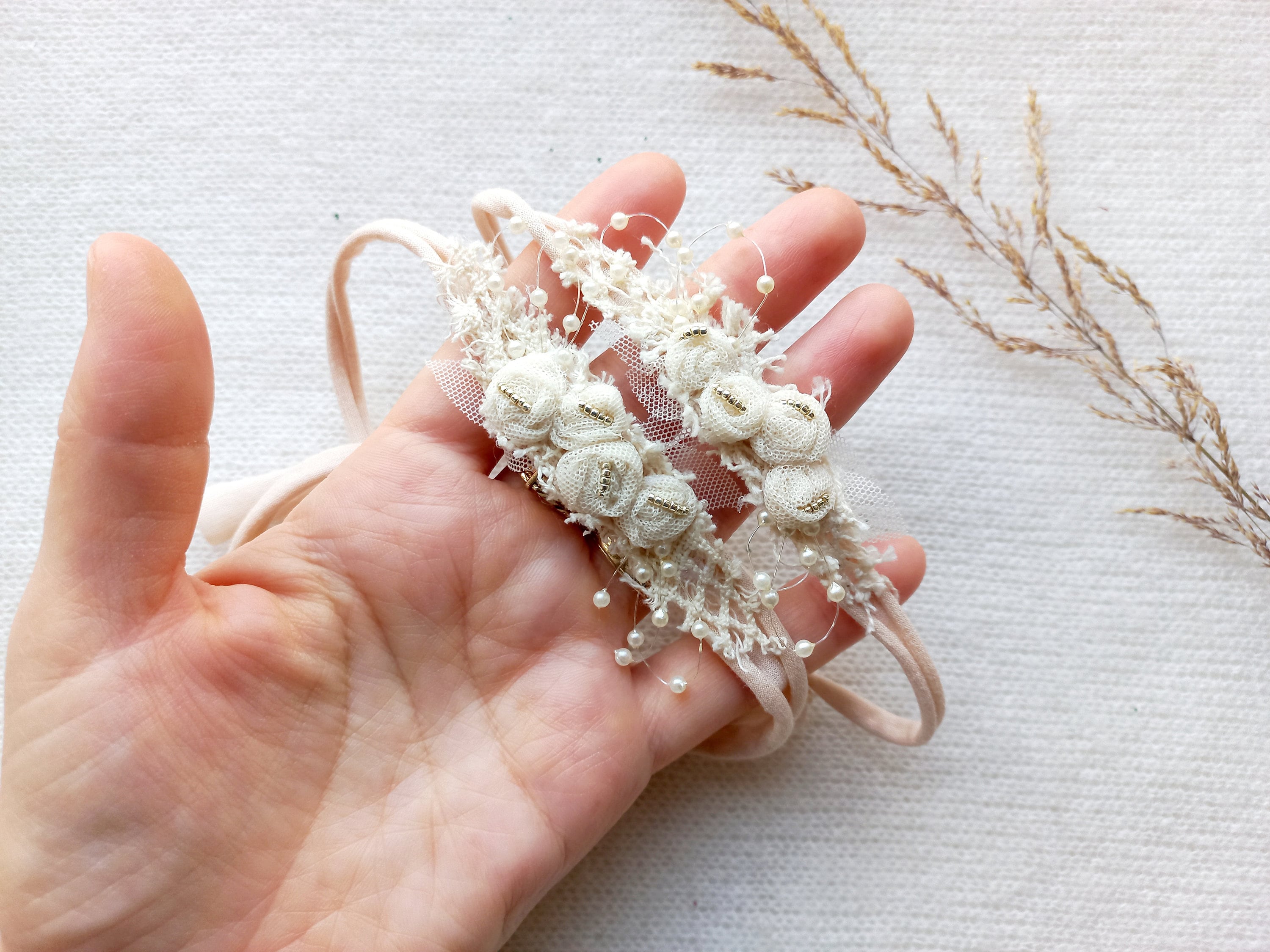 Diadema de bautizo hecha a mano para niña, accesorio de fotografía, corona de flores para recién nacida, diadema hecha a mano para niña, delicado lazo para bebé color marfil