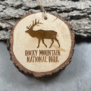 Lasergravierte Elch Ornamente: Rustikales Colorado Piñon Holz