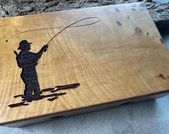 Laser-gravierte Wurzelholz Fliegenbox: Geschenk zum Fliegenfischen