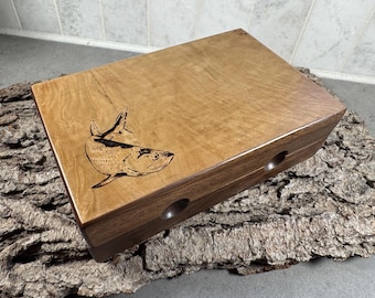 Laser-gravierte Fliegenbox aus Wurzelholz: Tarpon Design, Angelgeschenk