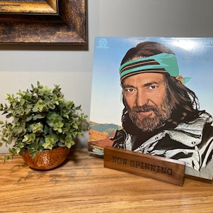 Handgemaakte notenhouten vinyl platenstandaard - &#39;Now Spinning&#39; LP-display