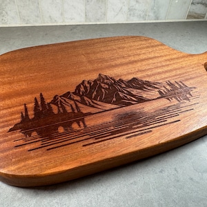 Tabla para servir embutidos con diseño de montaña, fabricada en madera de sapeli