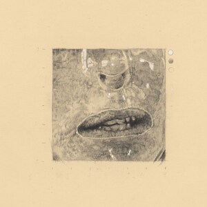 Pode incluir: Um desenho a preto e branco de uma boca humana com os dentes visíveis. O desenho está sobre um papel bege claro.