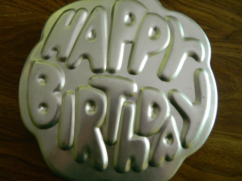 Everyone/'s Birthday Cake HAPPY BIRTHDAY Cake Pan Vintage Wilton Item # 502-2405 Made in Korea 1980