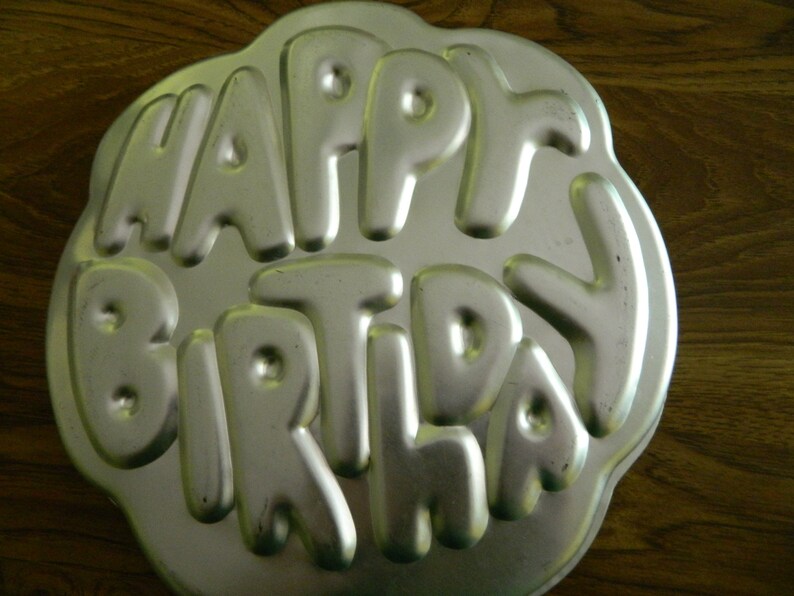 Everyone/'s Birthday Cake HAPPY BIRTHDAY Cake Pan Vintage Wilton Item # 502-2405 Made in Korea 1980