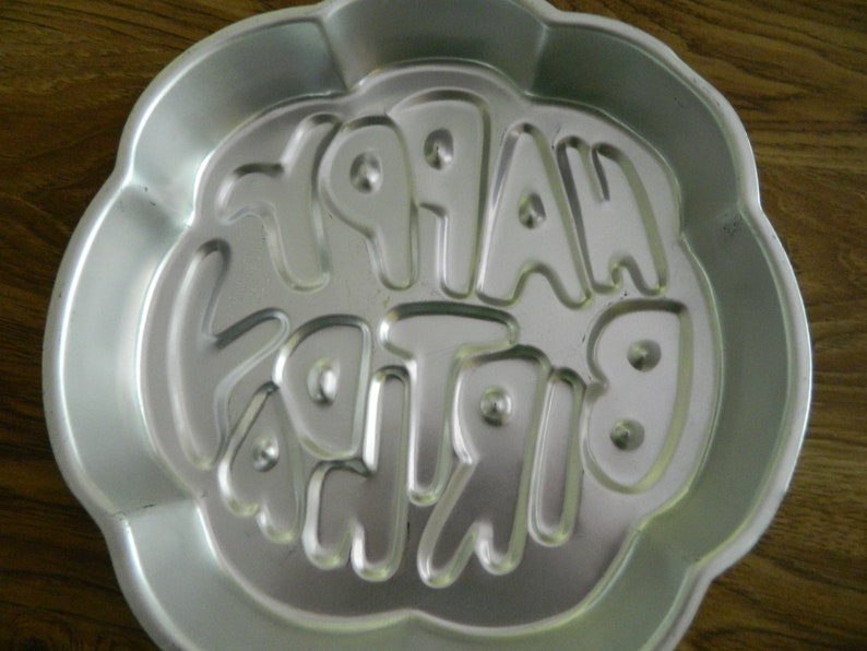 Everyone/'s Birthday Cake HAPPY BIRTHDAY Cake Pan Vintage Wilton Item # 502-2405 Made in Korea 1980