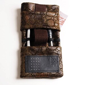 Elegante funda marrón suave con múltiples bolsillos para smartphone Samsung T2 o gafas imagen 1