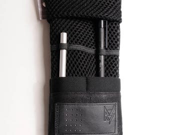 Etui noir souple moderne avec poches pour smartphone T1