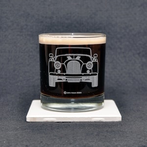 Morgan Plus 8 vintage British Roadster Sports Car Passionné de conduite à thème gravé Whiskey Rocks Glass Cadeau, œuvre d’art originale, Fabriqué aux États-Unis!