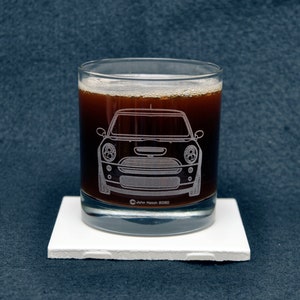 Mini Cooper R53 "Roller Skate" - prezent dla miłośnika samochodów sportowych w postaci grawerowanej szklanki do whisky, oryginalne dzieło sztuki wyprodukowane w USA!