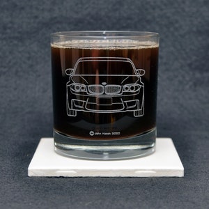 Vaso de whisky grabado al agua fuerte para entusiastas de los autos deportivos europeos y alemanes BMW Serie 1 E82, obra de arte original, ¡fabricado en EE. UU.! 128i 135i 1M M135i