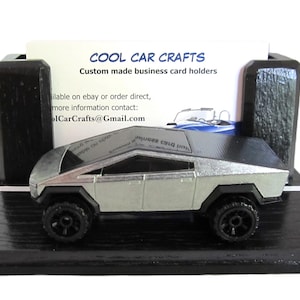 Tesla Cyber Truck-visitekaarthouder 'Street Scene'-bureaudisplay