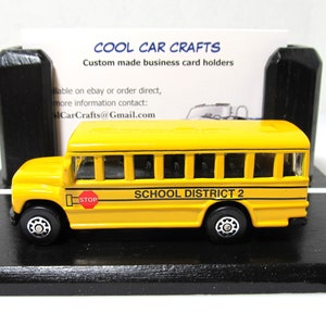 "Gelber Schulbus Visitenkartenhalter ""Street Scene"" Schreibtischaufsteller - Limited Edition."