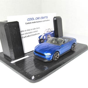 "Mustang ""GT cabrio"" Visitenkartenhalter ""Street Scene"" Schreibtischaufsteller (2 Farbvarianten)"
