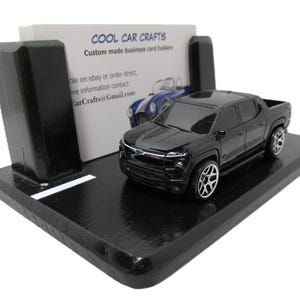 Silverado EV RST-visitekaarthouder voor vrachtwagens 'Street Scene' (2 kleuropties) bureaudisplaykunst