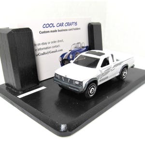 Nissan Hardbody Pick-up Visitekaarthouder: kunst op bureaudisplay (keuze uit 2 opties)