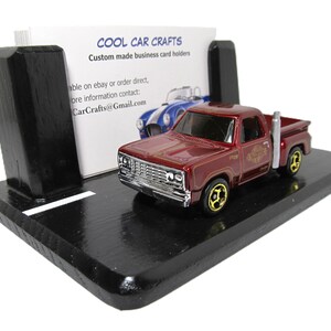 Dodge LI'L Red Express Truck-visitekaartjeshouder - display met 'straatbeeld'