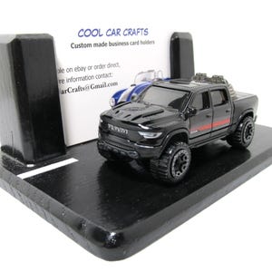 2023 Ram Rebel-visitekaarthouder 'Street Scene'-bureaudisplay (3 kleuren)