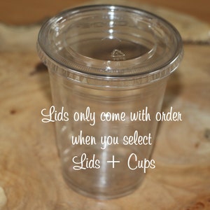Puede incluir: Un vaso de pl&aacute;stico transparente con tapa. El texto "Lids only come with order when you select Lids + Cups" est&aacute; impreso en la imagen.