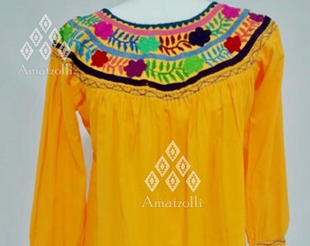 Blouse mexicaine HandCrafted Hand Embroidered Model Lupita