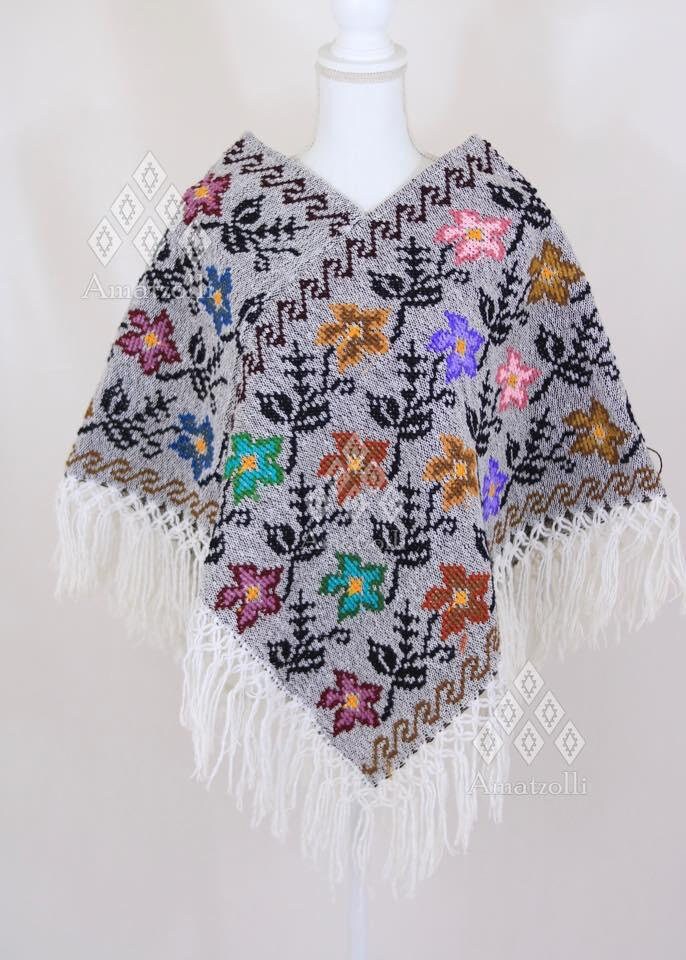コットンと梳毛刺繍を施したハンドメイドのマニャニータ コットンと梳毛刺繍を施したハンドメイドのマニャニータ