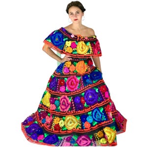 Vestido Mexicano Tradicional Chiapaneco. Traje para fiestas. Vestido para quinceañera. Bordado a mano. Vestido para evento especial.