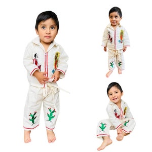 Kinderset bestaande uit shirt en broek met Mexicaans Guadalupano-borduurwerk van Juan Diego