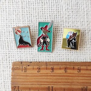 Vintage pins Zestaw 3 małych radzieckich odznak, pin z kotem w butach, pin z cielęciem morskim, pin z niedźwiedziem, odznaka z bajki rosyjskiej