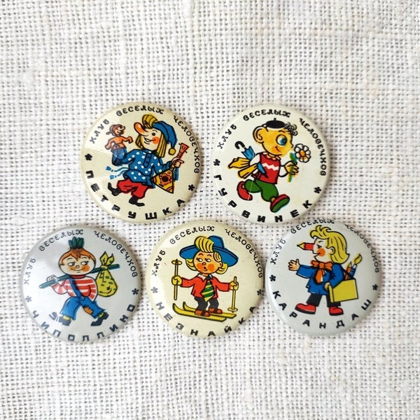 5 Vintage collectible badges Soviet cartoon characters The Club of Merry Little Men, Chippolino Neznayka Karandash Gurvinek Petrushka