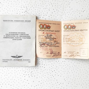 Carte syndicale vintage en papier pour l'aviation civile soviétique et instructions de transport aérien avec signatures URSS