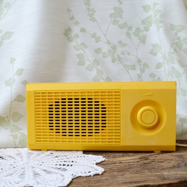 Sunny yellow Vintage Radio works!