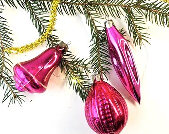 ソビエトヴィンテージのガラス製クリスマスツリーの飾り - ベル、ナット、ホットピンクのつらら