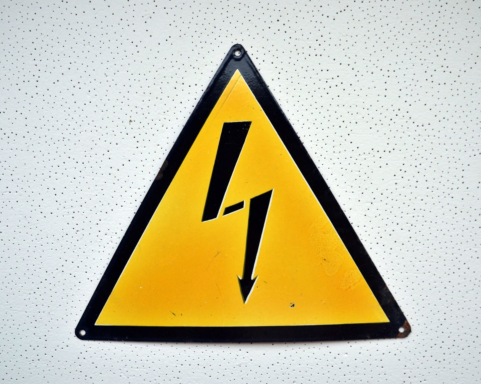 Знак молния. Желтый треугольник. Железный знак электричества. Знак электрической опасности.