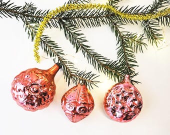 ソ連のヴィンテージクリスマスツリーのオーナメント3つ：ホリデーデコレーション用の光沢のあるピンクのガラスボール