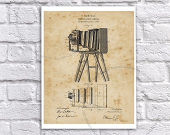 Op de afbeelding: Een vintage patenttekening voor een fotocamera, gedateerd 30 juni 1885. De tekening toont een gedetailleerde illustratie van de camera op een statief, met een balgsysteem en een lens. De tekst "T. Samuels. Pestographic Camera. Patented June 30, 1885. Fig. 1." is zichtbaar bovenaan de tekening.