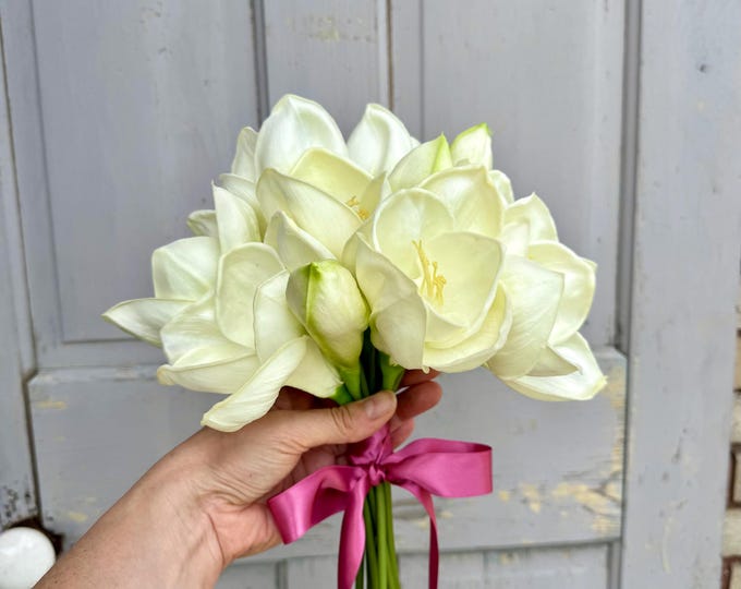 White Faux Amaryllis Bouquet, Real Touch Floral Arrangement, Floral Centerpiece Stems for Vase, DIY Wreath Supply, Faux Flower Bundle