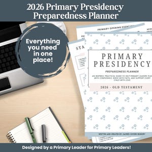Könnte beinhalten: Ein Planer mit dem Titel "2026 Primary Presidency Preparedness Planner" mit dem Text "Everything you need in one place!" wird auf einem Holztisch angezeigt. Der Planer enthält den Text "Primary Presidency Preparedness Planner" und "2026 - Old Testament". Ein Laptop, ein Notizbuch und Stifte sind ebenfalls sichtbar.