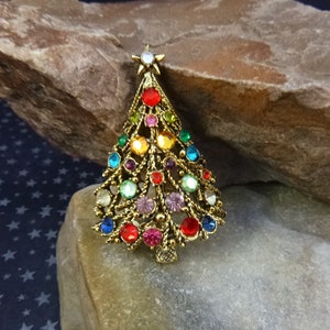 Hollycraft Christmas Tree Vintage Pin With Multi colored