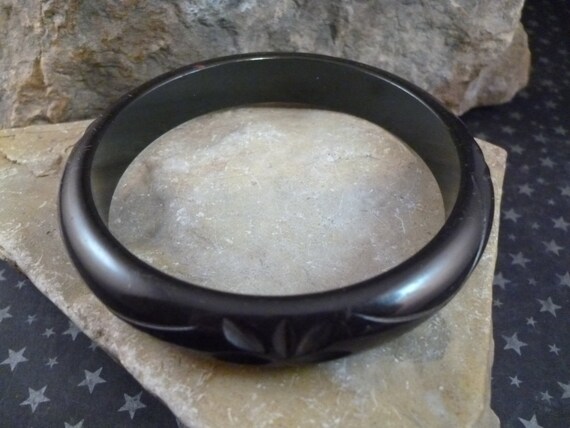 Tested Bakelite Bangle with Decorative Carved Flo… - image 2