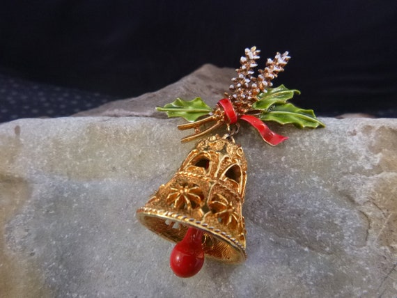 Vintage ART Signed Articulated Old Fashioned Christmas Bell Brooch | Hanging Open Style Bell and Snowy Garland | Arthur Pepper Holiday Pin