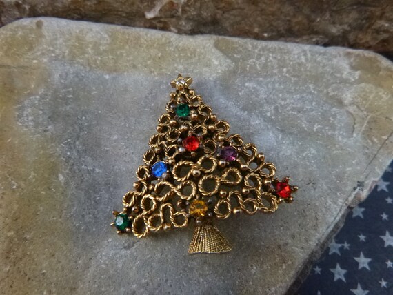J.J. Vintage Christmas Tree Pin with Scroll Desig… - image 5