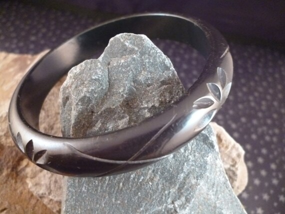 Tested Bakelite Bangle with Decorative Carved Flo… - image 5