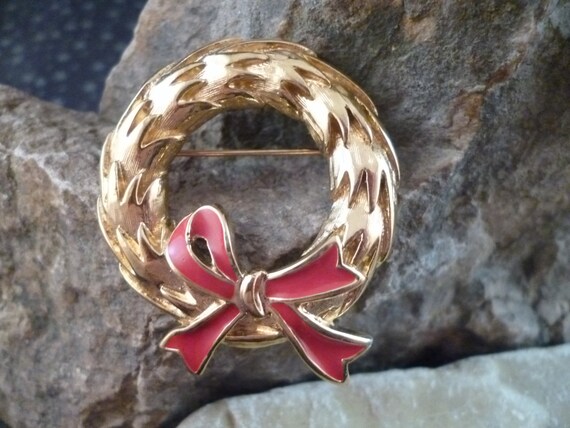 Trifari Signed Vintage Classic Holiday Christmas Wreath with Red Bow Pin