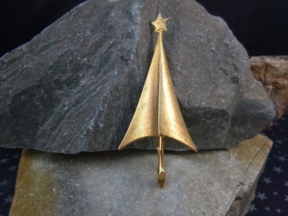 Giovanni Mid Century Sleek Unadorned Gold Tone Collectible Vintage Christmas Tree Pin | Book Piece