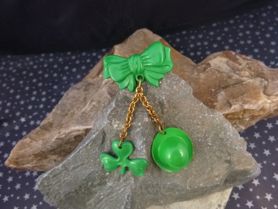 1950s St. Patrick's Day Vintage Pin | Green Shamrock & Leprechaun Hat Dangling from Bow | Mid Century Thermoset Vintage Plastic | Berkander