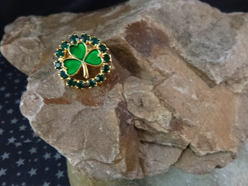 Timeless Classic Irish Three Clover St Patrick/'s Day Shamrock Pin Petite Irish Shamrock Vintage Brooch Circled with Green Rhinestones