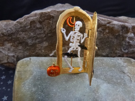 Skeleton Behind the Door Pin | Spooky Halloween O… - image 8